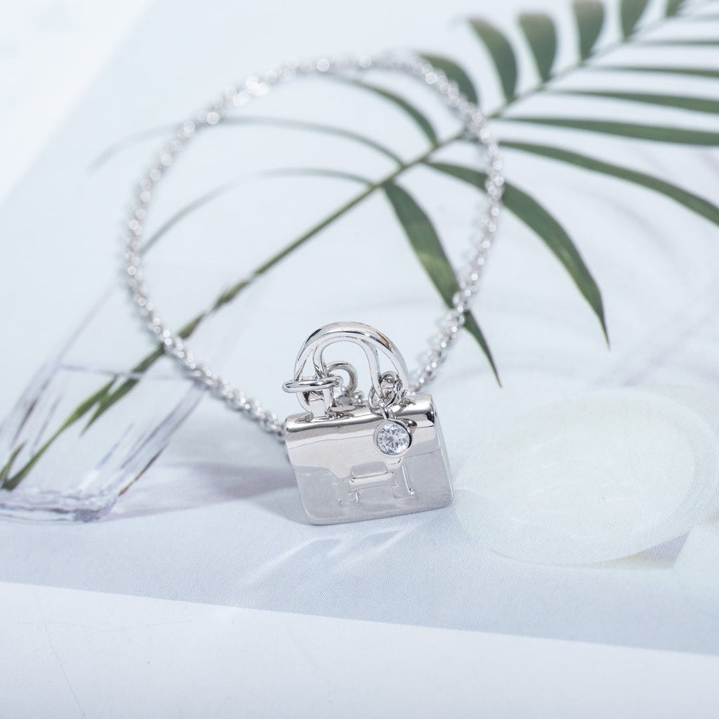 HERMES AMULETTE CONSTANCE PEDANT SILVER NECKLACE
