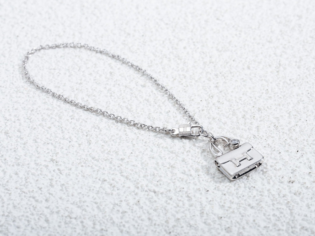 HERMES AMULETTE CONSTANCE PEDANT SILVER NECKLACE