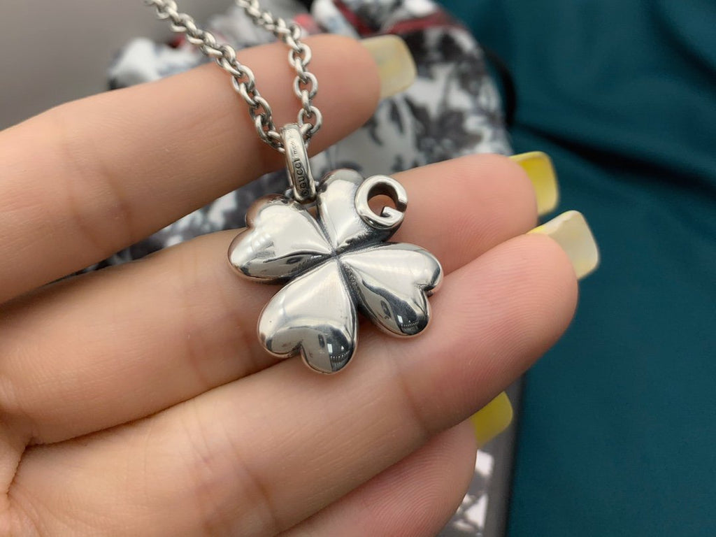 GUCCI GG SILVER CLOVER NECKLACE